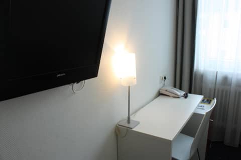 Hotel Admiral Frankfurt City Centre — hotel room