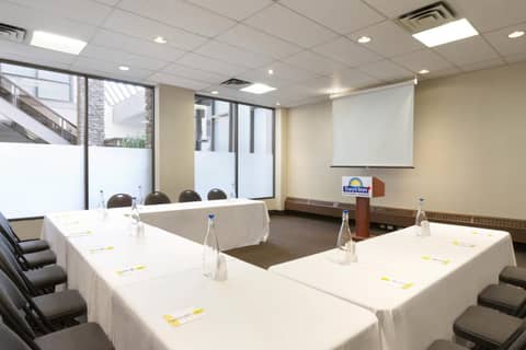 Days Inn by Wyndham Calgary South — photo 8
