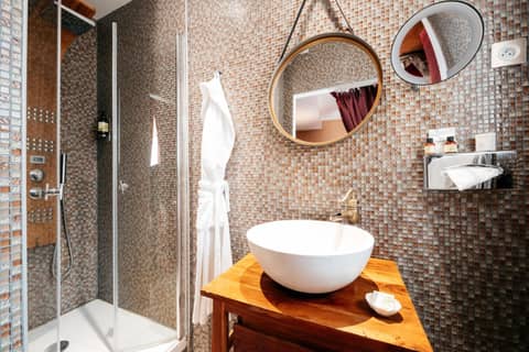 Le Temple De Jeanne — bathroom