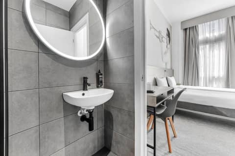 Heeton Concept Hotel - Kensington London — bathroom