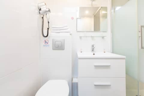 Hôtel Edmond Rostand — bathroom