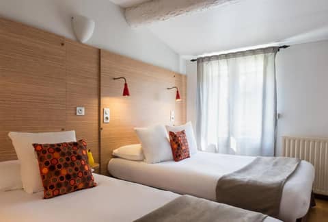 Hôtel Edmond Rostand — hotel room