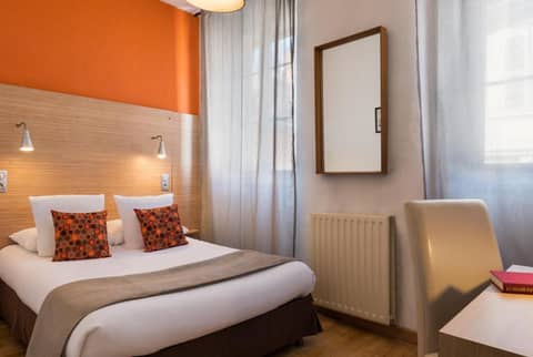 Hôtel Edmond Rostand — hotel room