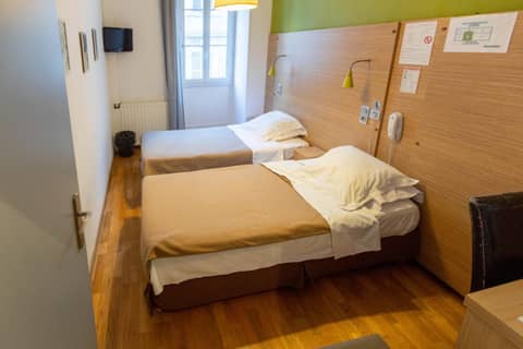 Hôtel Edmond Rostand — hotel room