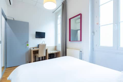 Hôtel Edmond Rostand — hotel room