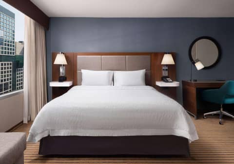 Hampton Inn Chicago Downtown/Magnificent Mile — hotel room