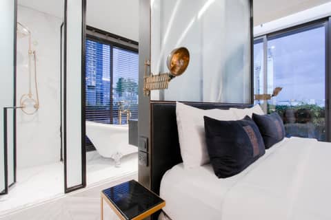 IR-ON Hotel — hotel room