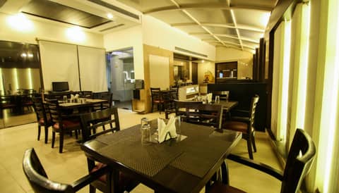Hotel The Prime Balaji Deluxe City Centre With Free Airport Pickup — dining