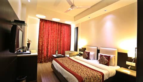 Hotel The Prime Balaji Deluxe City Centre With Free Airport Pickup — hotel room