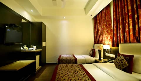 Hotel The Prime Balaji Deluxe City Centre With Free Airport Pickup — hotel room