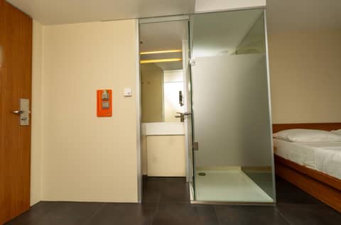Hotel Düsseldorfer Hof — bathroom