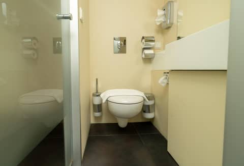 Hotel Düsseldorfer Hof — bathroom