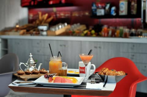Ibis Casa Voyageurs — dining