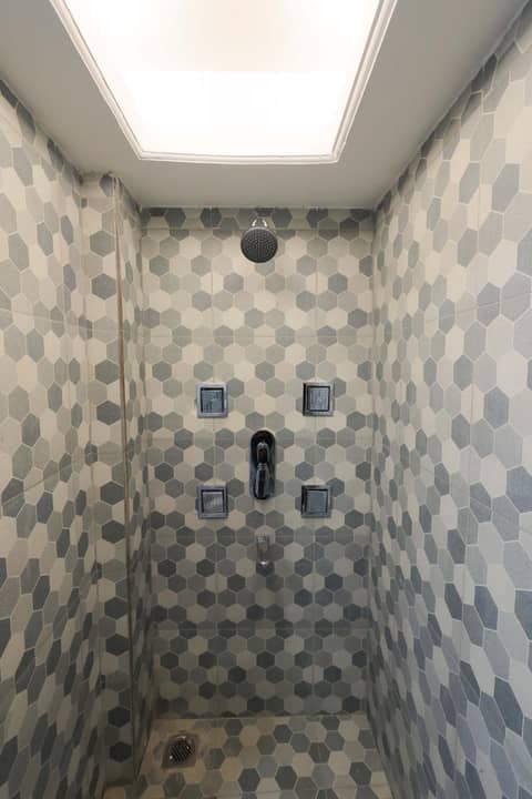 Hotel Ganga Ratan — bathroom