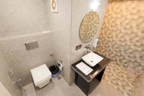 Hotel Ganga Ratan — bathroom