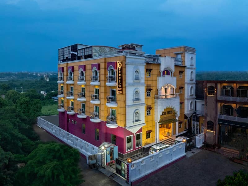 Foxoso Taj View Hotel — building