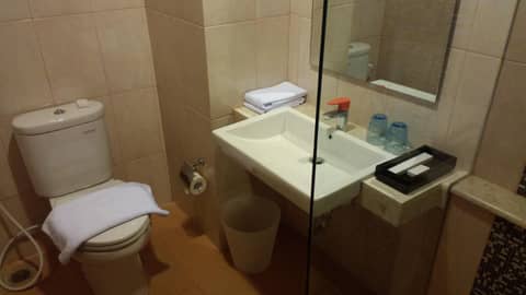 Marra Hotel — bathroom