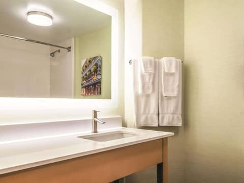 La Quinta Inn & Suites by Wyndham New Orleans Downtown — bathroom