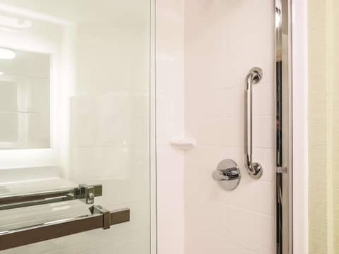 La Quinta Inn & Suites by Wyndham New Orleans Downtown — bathroom