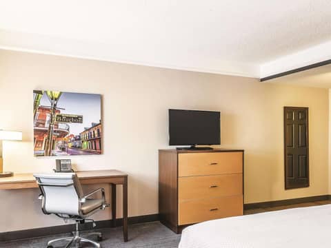 La Quinta Inn & Suites by Wyndham New Orleans Downtown — hotel room