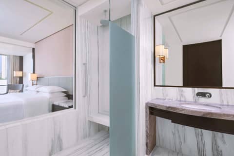 Sheraton Grand Jakarta Gandaria City Hotel — bathroom