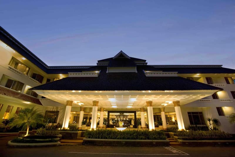 Hotel Santika Premiere Jogja — building