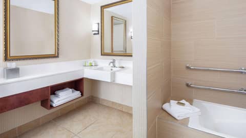 DoubleTree by Hilton Sunrise - Sawgrass Mills — bathroom