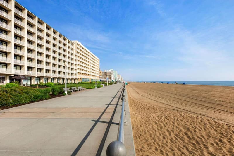 Country Inn & Suites by Radisson, Virginia Beach Oceanfront — building