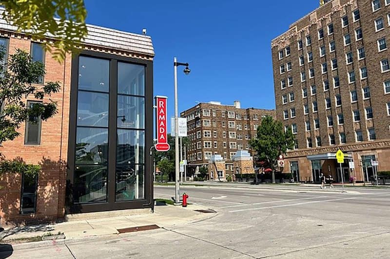 Ramada by Wyndham Milwaukee — building
