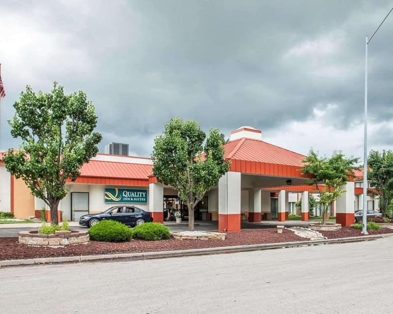 Quality Inn & Suites Kansas City I-435N Near Sports Complex — building