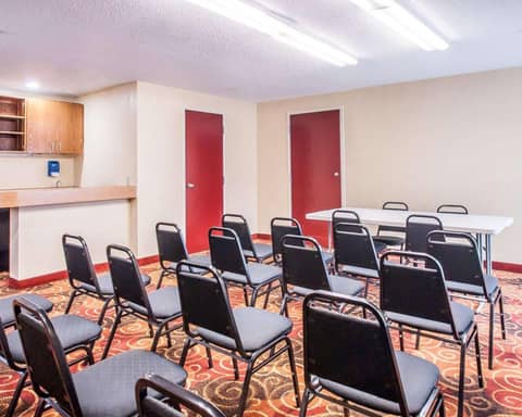 Quality Inn & Suites Kansas City I-435N Near Sports Complex — photo 6