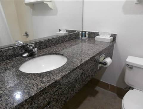 Quality Inn & Suites Kansas City I-435N Near Sports Complex — photo 7