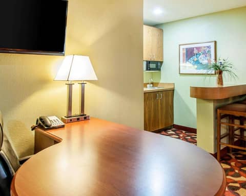 Quality Inn & Suites Kansas City I-435N Near Sports Complex — photo 8