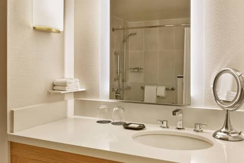 Sheraton Portland Airport Hotel — bathroom