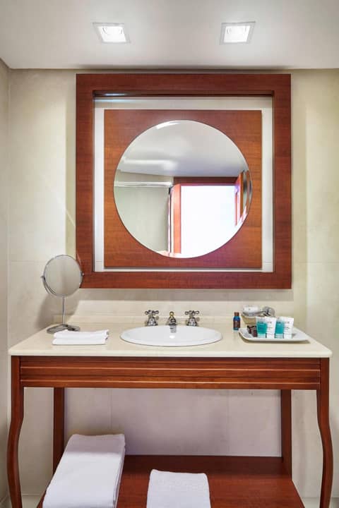 Sheraton Portland Airport Hotel — bathroom