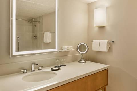 Sheraton Portland Airport Hotel — bathroom