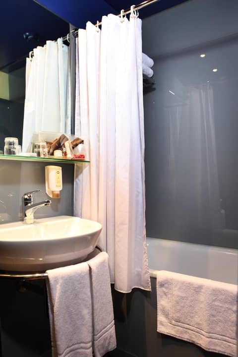 Hotel Montana Zürich — bathroom
