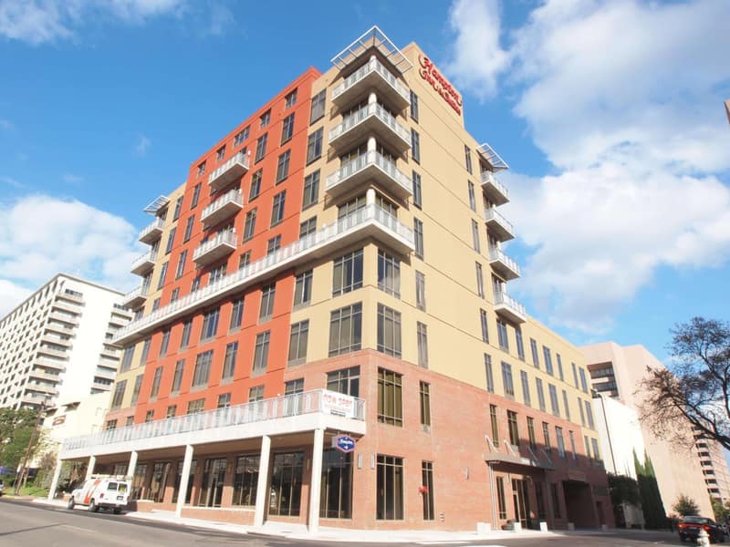 Hampton Inn and Suites Austin University Capitol — building