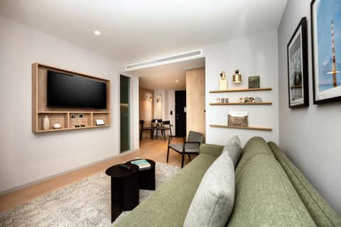 Wilde Aparthotels London Aldgate Tower Bridge — living room