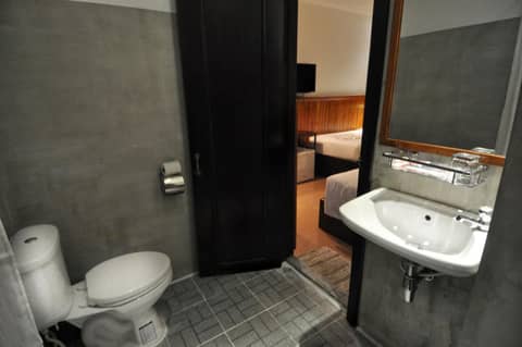 Bokre Angkor Hostel — bathroom