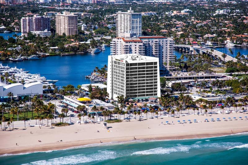 Courtyard by Marriott Oceanside Fort Lauderdale Beach — building