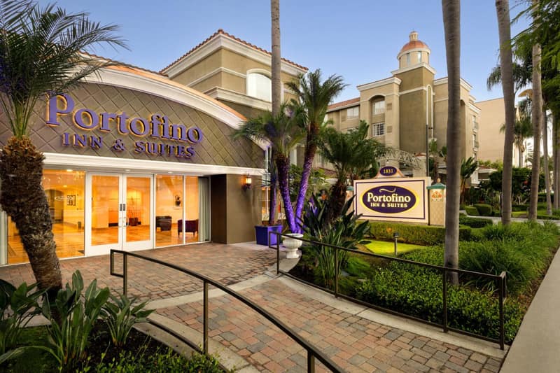Anaheim Portofino Inn & Suites — building