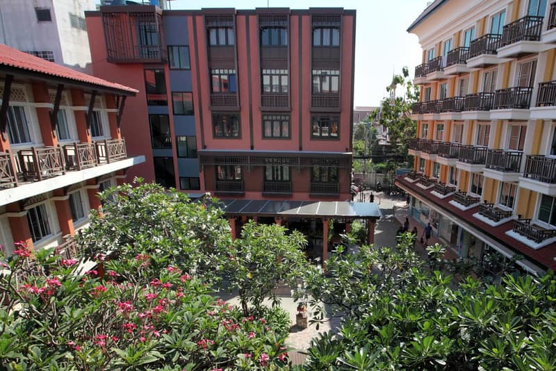 Rambuttri Village Plaza — building