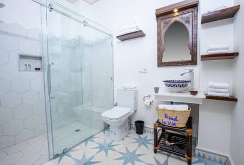 Riad La Vie — bathroom