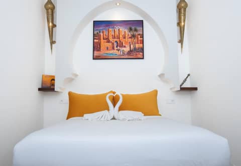 Riad La Vie — hotel room
