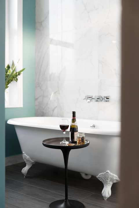 The Lodge Hotel - Putney — bathroom