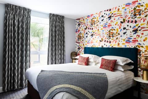 The Lodge Hotel - Putney — hotel room