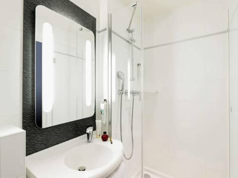 ibis Paris Gare du Nord TGV — bathroom