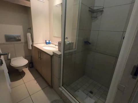 Lagoon Beach Hotel Apartments — bathroom