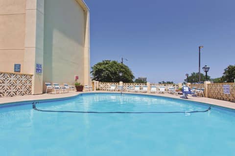 La Quinta Inn & Suites by Wyndham Charleston Riverview — photo 3